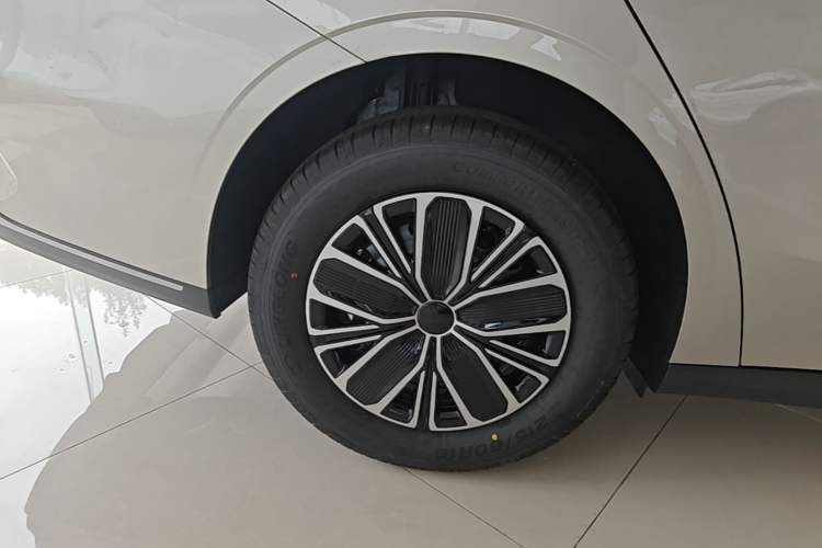 Used Geely Galaxy Stellar 6 2026 Model 125km Free-Style Edition Right Rear Wheel Hub