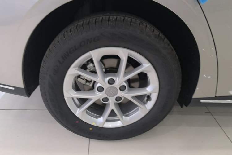Used Geely Galaxy Stellar 6 2026 Model 125km Long-range Edition Right Rear Wheel Hub