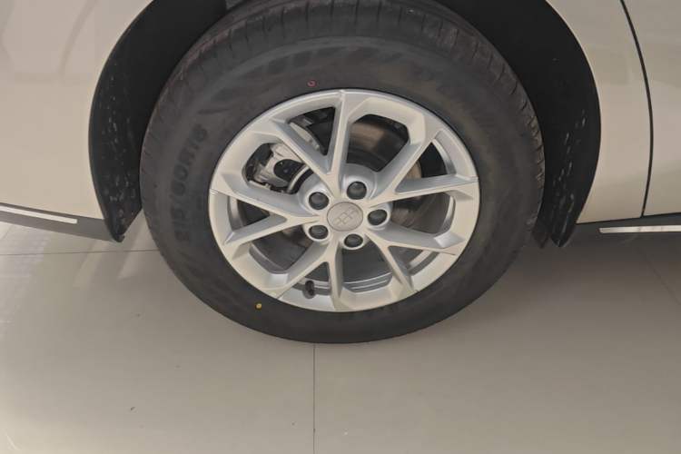 Used Geely Galaxy Stellar 6 2026 Model 125km Long-range Edition Right Rear Wheel Hub