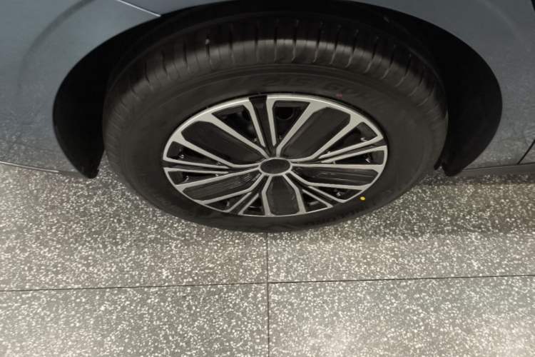 Used Geely Galaxy Stellar 6 2026 Model 60km Free-Style Edition Right Rear Wheel Hub