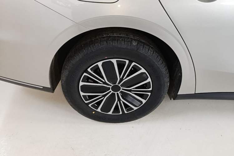 Used Geely Galaxy Stellar 6 2026 Model 60km Free-Style Edition Right Rear Wheel Hub