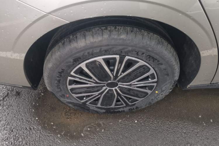 Used Geely Galaxy Stellar 6 2026 Model 60km Sailing Edition Right Rear Wheel Hub
