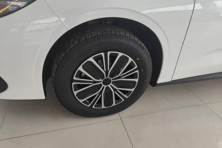 Used Geely Galaxy Stellar 6 2026 Model 125km Free-Style Edition Exterior 4