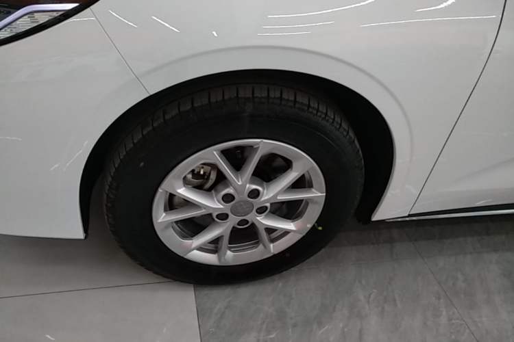 Used Geely Galaxy Stellar 6 2026 Model 125km Long-range Edition Left Front Wheel Hub