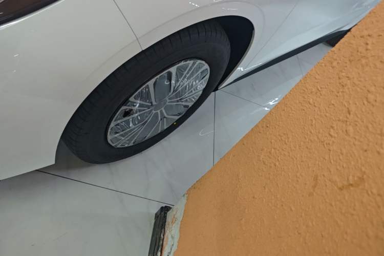 Used Geely Galaxy Stellar 6 2026 Model 125km Free-Style Edition Left Front Wheel Hub