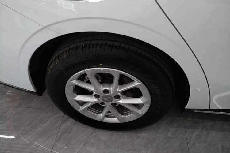 Used Geely Galaxy Stellar 6 2026 Model 125km Long-range Edition Right Rear Wheel Hub