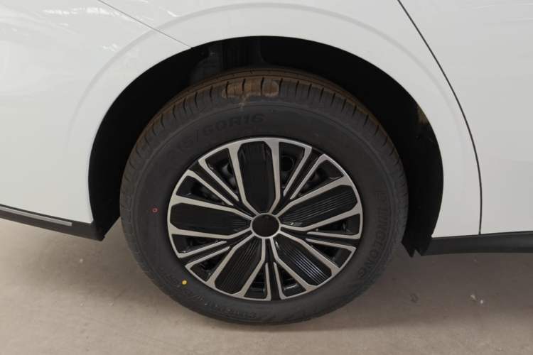 Used Geely Galaxy Stellar 6 2026 Model 125km Free-Style Edition Right Rear Wheel Hub