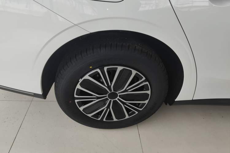 Used Geely Galaxy Stellar 6 2026 Model 125km Free-Style Edition Right Rear Wheel Hub