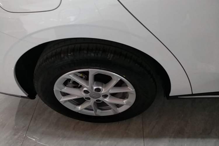 Used Geely Galaxy Stellar 6 2026 Model 125km Long-range Edition Right Rear Wheel Hub