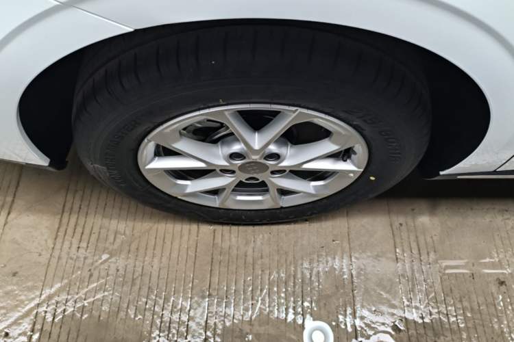 Used Geely Galaxy Stellar 6 2026 Model 125km Long-range Edition Right Rear Wheel Hub