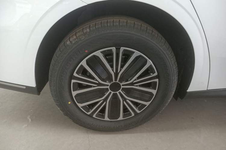 Used Geely Galaxy Stellar 6 2026 Model 125km Free-Style Edition Right Rear Wheel Hub