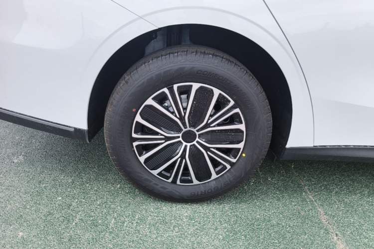 Used Geely Galaxy Stellar 6 2026 Model 125km Free-Style Edition Right Rear Wheel Hub
