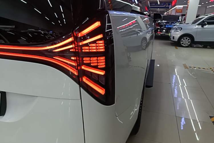 Used Geely Galaxy V900 2026 Model 1220 Four-Wheel Drive Max Edition Right Rear Taillight