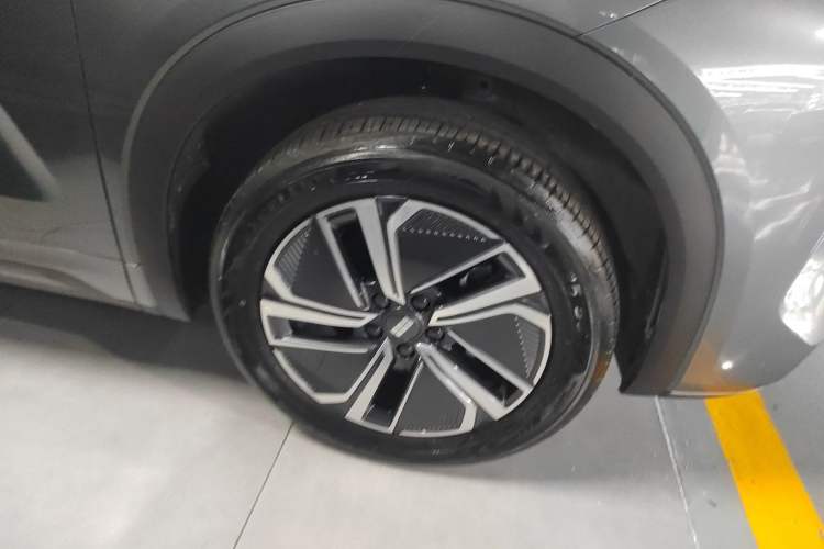 Used Geely Galaxy Xingjian 7 EM-i 2025 120km Launch+ Version Exterior 8