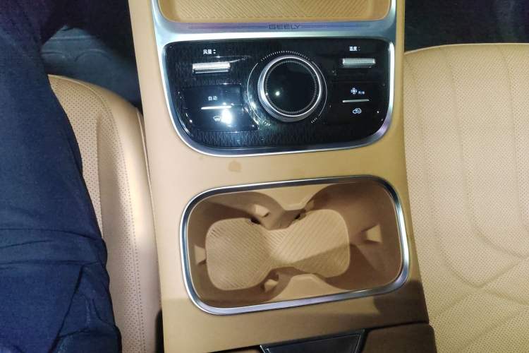 Used Geely Galaxy Xingjian 7 EM-i 2025 120km Launch+ Version Gear Lever