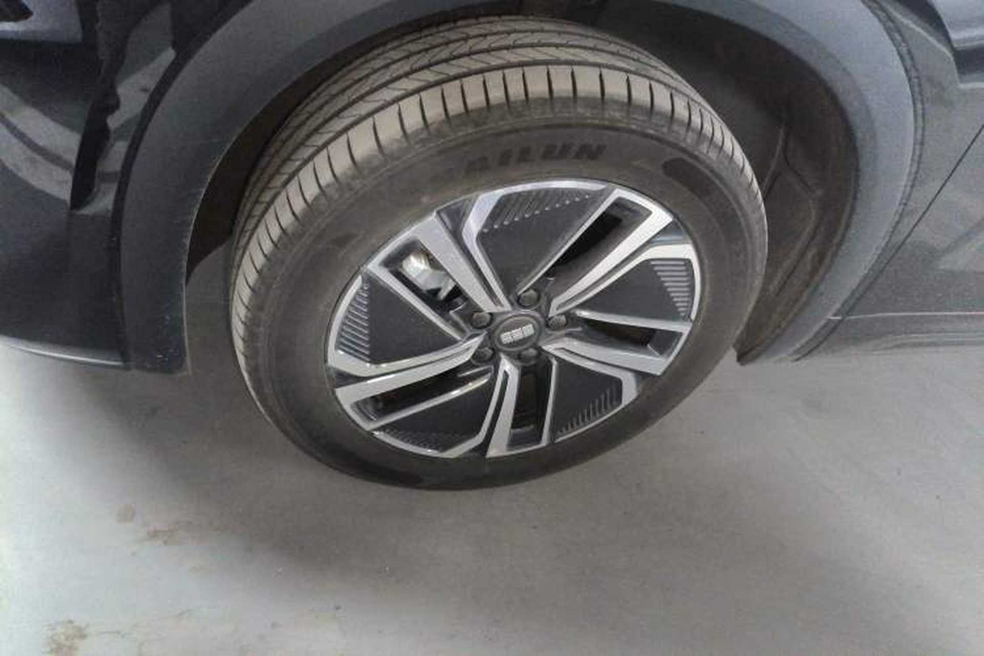 Used Geely Galaxy Xingjian 7 EM-i 2025 120km Launch+ Version Exterior 4