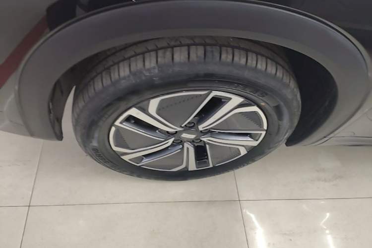 Used Geely Galaxy Xingjian 7 EM-i 2025 55 km Launch Edition Exterior 4