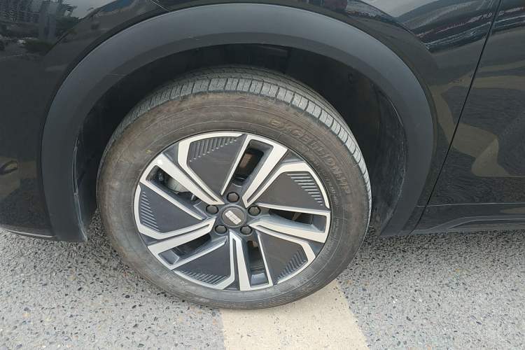 Used Geely Galaxy Xingjian 7 EM-i 2025 120km Launch+ Version Exterior 4