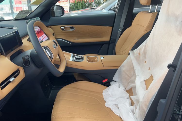 Used Geely Galaxy Xingjian 7 EM-i 2025 120km Launch+ Version Interior 1
