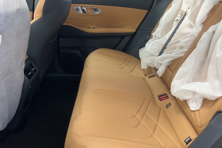 Used Geely Galaxy Xingjian 7 EM-i 2025 120km Launch+ Version Interior 2