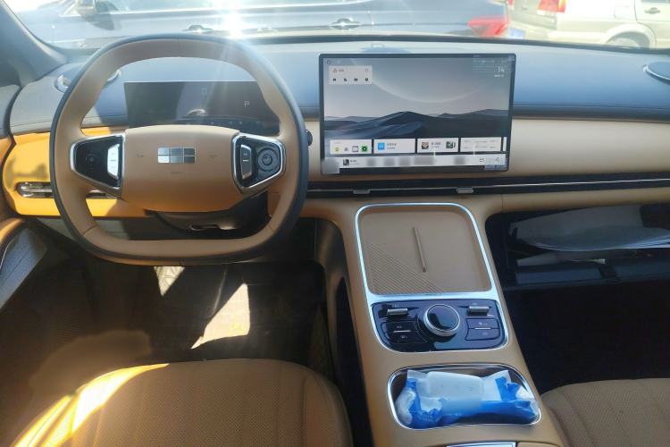 Used Geely Galaxy Xingjian 7 EM-i 2025 120km Launch+ Version Interior 3
