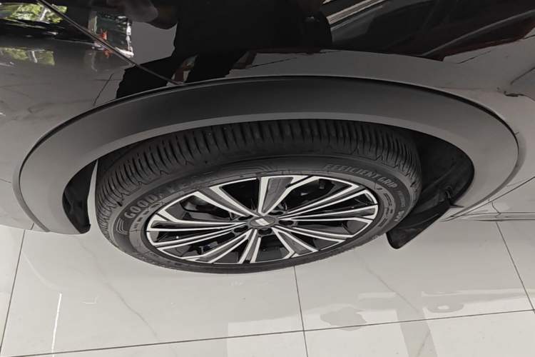 Used Geely Galaxy Xingjian 7 EM-i 2025 120km Navigator Edition Left Front Wheel Hub