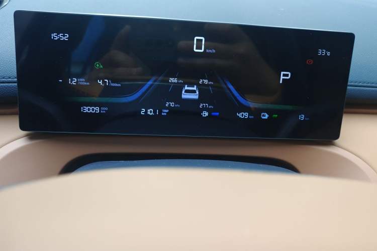 Used Geely Galaxy Xingjian 7 EM-i 2025 120km Launch+ Version Odometer Close Up