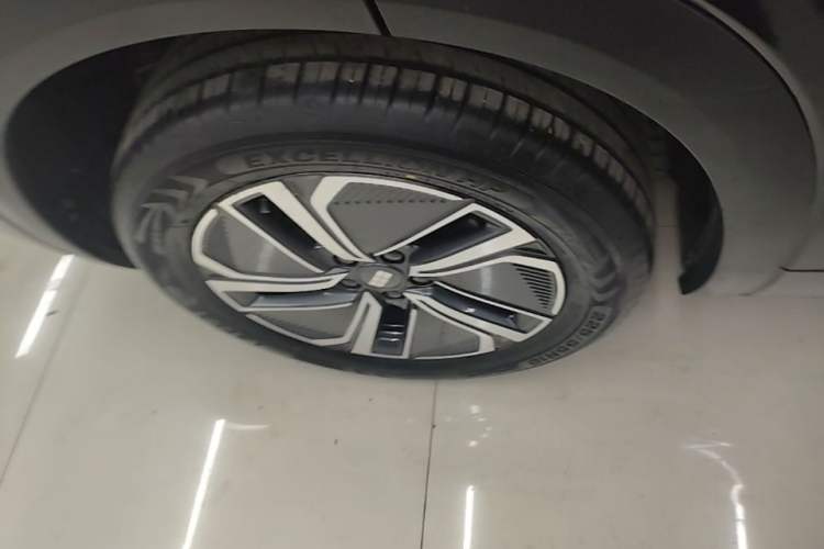 Used Geely Galaxy Xingjian 7 EM-i 2025 55 km Launch Edition Right Rear Wheel Hub