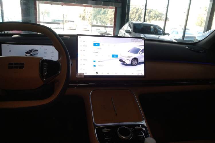 Used Geely Galaxy Xingjian 7 EM-i 2025 120km Navigator Edition Audio And AC Panel