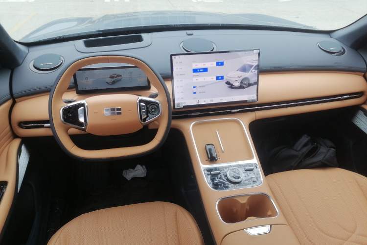 Used Geely Galaxy Xingjian 7 EM-i 2025 120km Navigator Edition Center Console