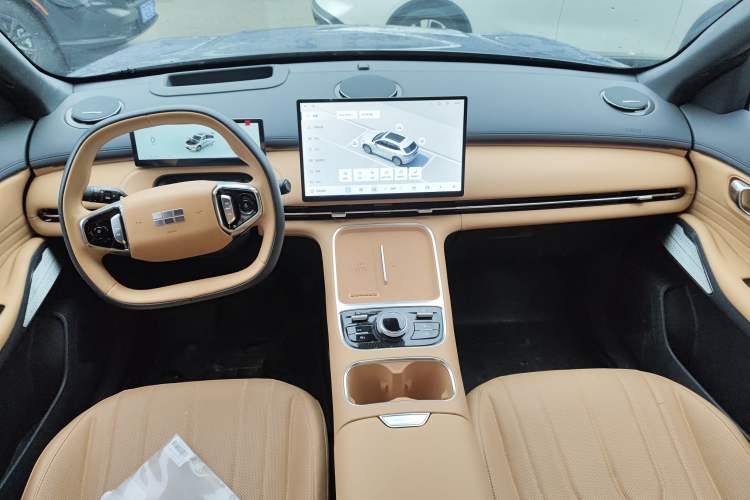 Used Geely Galaxy Xingjian 7 EM-i 2025 120km Navigator Edition Center Console