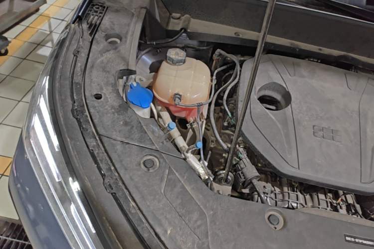 Used Geely Galaxy Xingjian 7 EM-i 2025 120km Navigator Edition Engine Bay Right