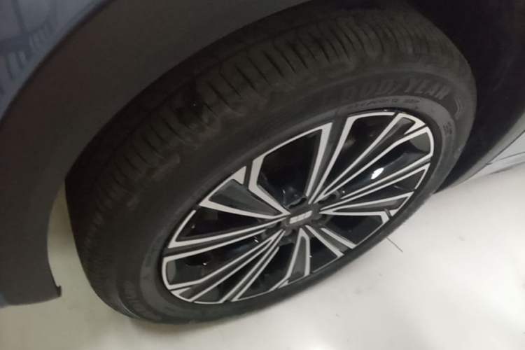 Used Geely Galaxy Xingjian 7 EM-i 2025 120km Navigator Edition Exterior 4