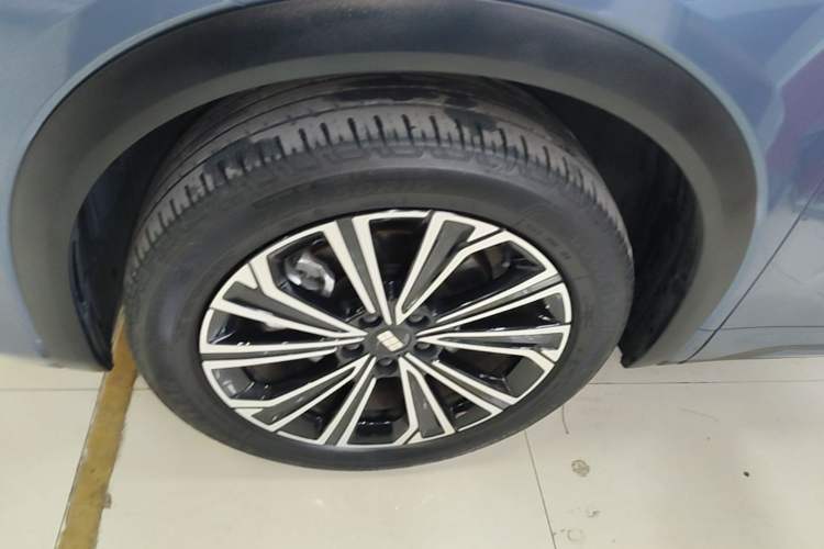 Used Geely Galaxy Xingjian 7 EM-i 2025 120km Navigator Edition Exterior 4