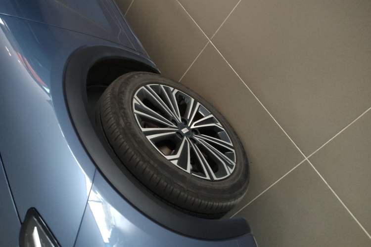 Used Geely Galaxy Xingjian 7 EM-i 2025 120km Navigator Edition Exterior 7