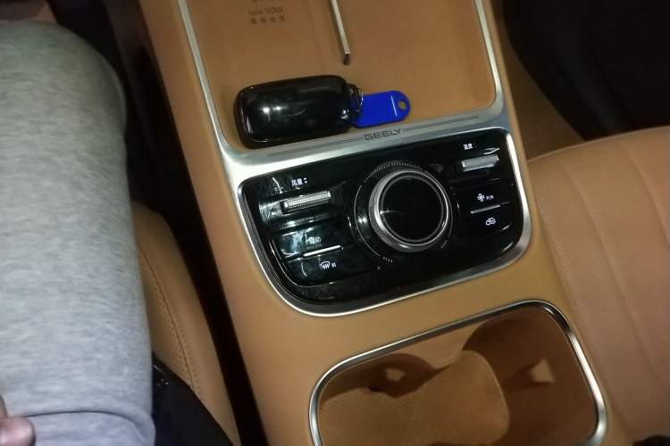 Used Geely Galaxy Xingjian 7 EM-i 2025 120km Navigator Edition Gear Lever