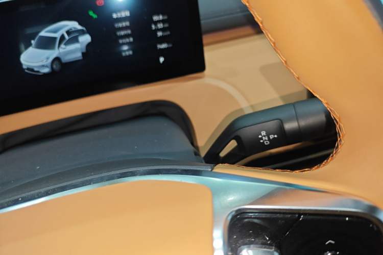 Used Geely Galaxy Xingjian 7 EM-i 2025 120km Navigator Edition Gear Lever