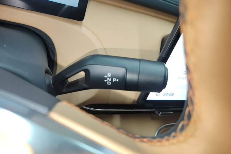 Used Geely Galaxy Xingjian 7 EM-i 2025 120km Navigator Edition Gear Lever