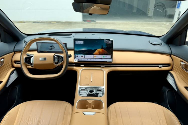 Used Geely Galaxy Xingjian 7 EM-i 2025 120km Navigator Edition Interior 1