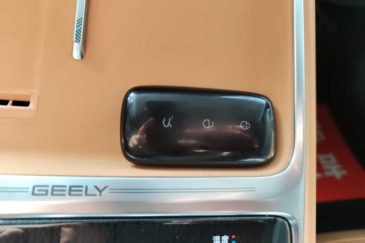 Used Geely Galaxy Xingjian 7 EM-i 2025 120km Navigator Edition Interior 1