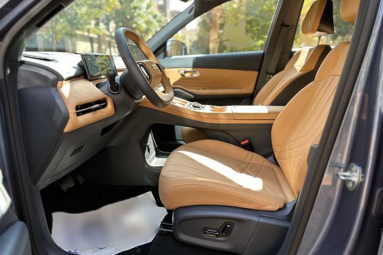 Used Geely Galaxy Xingjian 7 EM-i 2025 120km Navigator Edition Interior 2