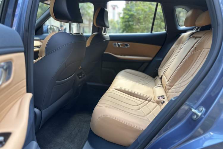 Used Geely Galaxy Xingjian 7 EM-i 2025 120km Navigator Edition Interior 3
