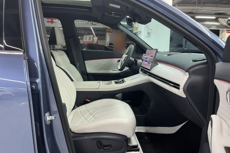 Used Geely Galaxy Xingjian 7 EM-i 2025 120km Navigator Edition Interior 3