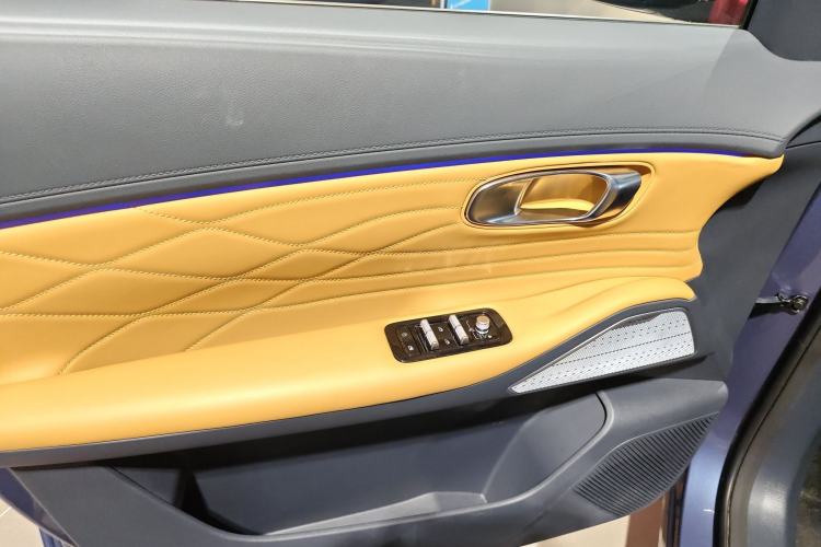Used Geely Galaxy Xingjian 7 EM-i 2025 120km Navigator Edition Interior 3