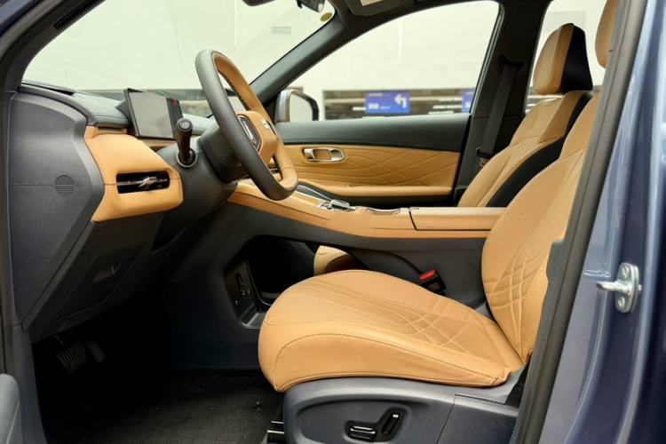 Used Geely Galaxy Xingjian 7 EM-i 2025 120km Navigator Edition Interior 4