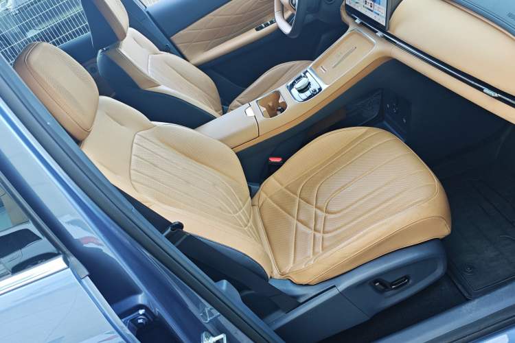 Used Geely Galaxy Xingjian 7 EM-i 2025 120km Navigator Edition Interior 4