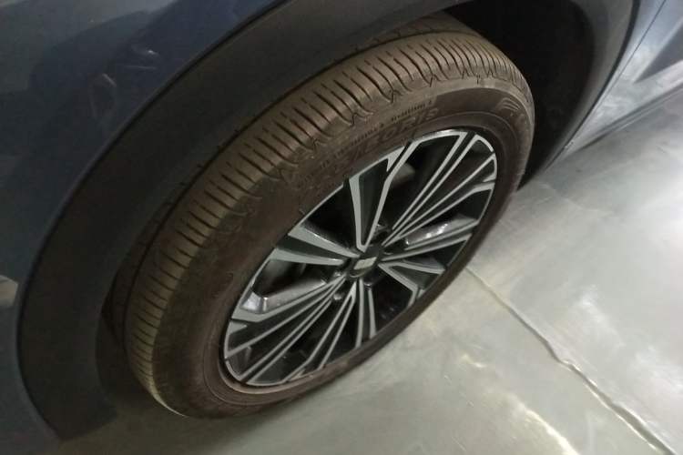 Used Geely Galaxy Xingjian 7 EM-i 2025 120km Navigator Edition Left Front Wheel Hub
