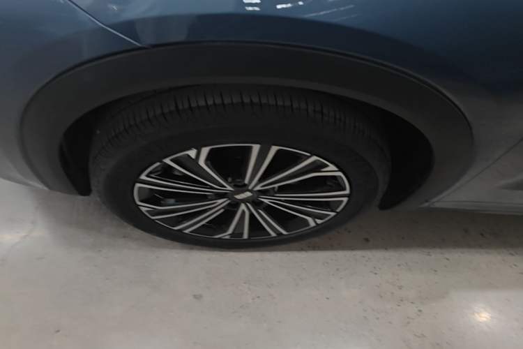 Used Geely Galaxy Xingjian 7 EM-i 2025 120km Navigator Edition Left Front Wheel Hub