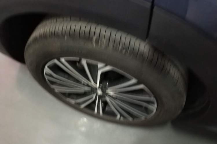 Used Geely Galaxy Xingjian 7 EM-i 2025 120km Navigator Edition Right Rear Wheel Hub