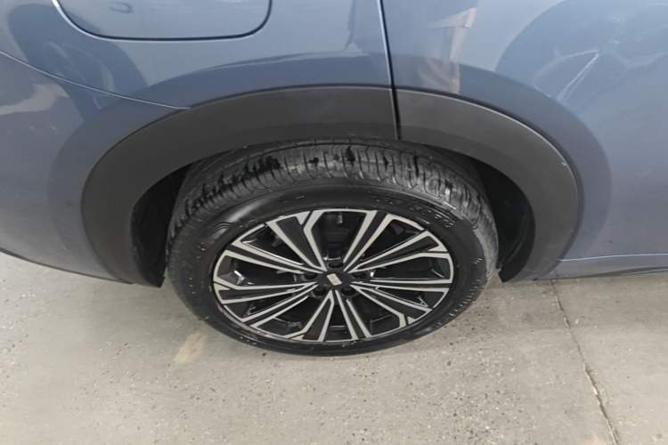 Used Geely Galaxy Xingjian 7 EM-i 2025 120km Navigator Edition Right Rear Wheel Hub